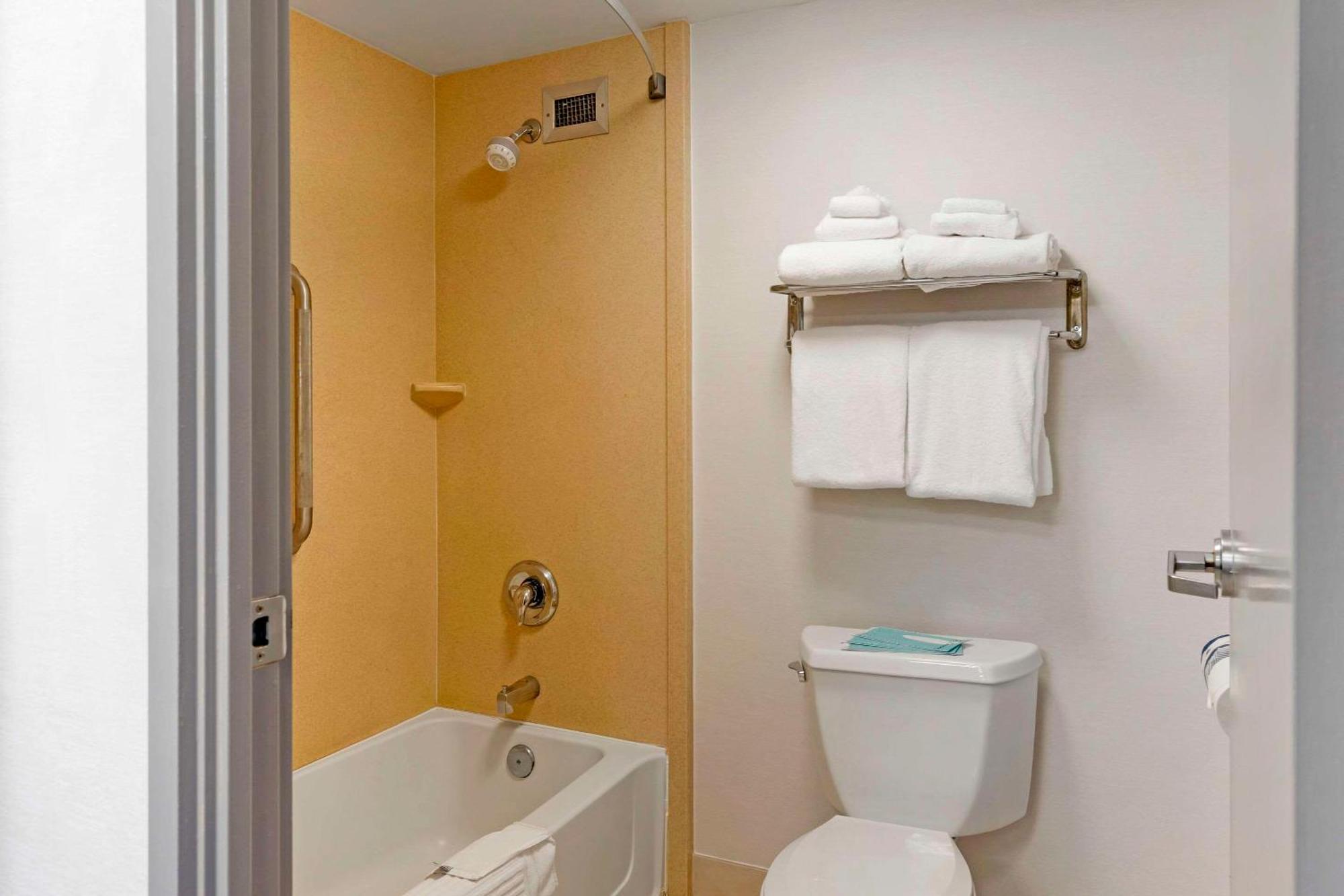 Comfort Inn & Suites Watertown - 1000 Islands Eksteriør billede
